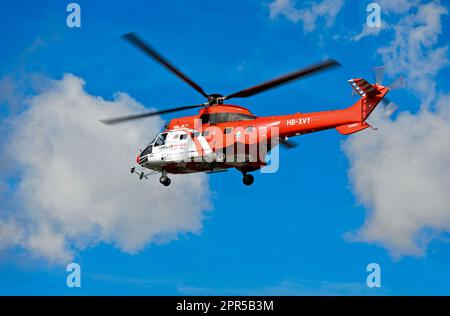 Hélicoptère de transport polyvalent AS 332 Super Puma C1 HB-XVY de Heliswiss International AG sur un vol, Valais, Suisse Banque D'Images