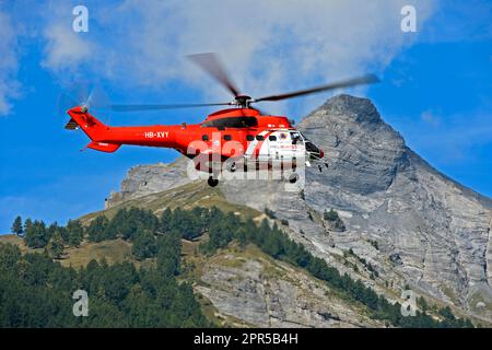 Hélicoptère de transport polyvalent AS 332 Super Puma C1 HB-XVY de Heliswiss International AG sur un vol dans les Alpes Pennines, Valais, Suisse Banque D'Images