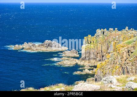 Côte Rocheuse à Land's End, Cornwall, Péninsule de Penwith, Angleterre, Royaume-Uni Banque D'Images