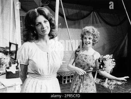 l-r: Gayle Hunnicutt (Elain Rutledge), Sandra Dickinson (Carnelle Scott) dans LE CONCOURS MISS FIRECRACKER par Beth Henley au Bush Theatre, Londres W12 26/04/1982 design: Sue Plummer Lighting: Richard Johnson chorégraphie: Ines Troeller réalisateur: Simon Stokes Banque D'Images