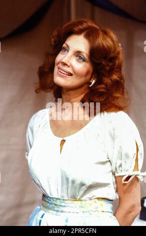 Gayle Hunnicutt (Elain Rutledge) dans LE CONCOURS MISS FIRECRACKER par Beth Henley au Bush Theatre, Londres W12 26/04/1982 design: Sue Plummer Lighting: Richard Johnson chorégraphie: Ines Troeller réalisateur: Simon Stokes Banque D'Images