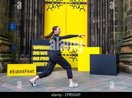La danseuse de ballet Millie Thomas danse pour lancer le Festival international d'Édimbourg 2023 au Hub, en Écosse, au Royaume-Uni Banque D'Images