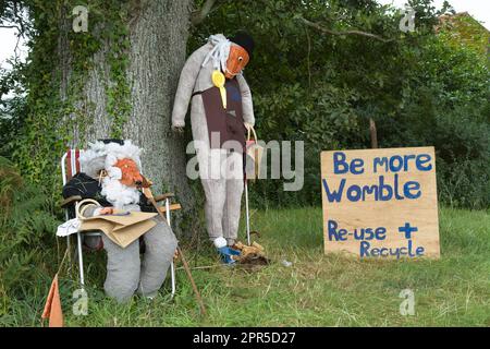 Les épouvantails habillés comme les Wombles avec Un message de recyclage, de réutilisation, une partie du festival annuel de Scarecrow de Bisterne, Ringwood, Angleterre Royaume-Uni Banque D'Images