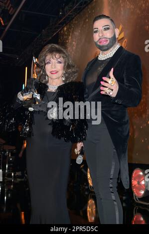 Joan Collins und Harald Glöckler BEI der Verleihung der Goldenen sonne 2023 während der Sonnenklar.TV Gala im Wunderland Kalkar. Kalkar, 22.04.2023 Banque D'Images