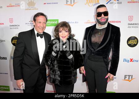 Percy Gibson, Joan Collins und Harald Glööckler BEI der Verleihung der Goldenen sonne 2023 während der Sonnenklar.TV Gala im Wunderland Kalkar. Kalkar, 22.04.2023 Banque D'Images