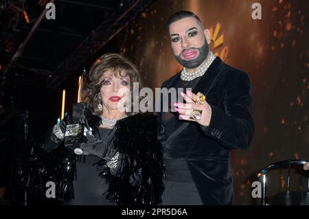 Joan Collins und Harald Glöckler BEI der Verleihung der Goldenen sonne 2023 während der Sonnenklar.TV Gala im Wunderland Kalkar. Kalkar, 22.04.2023 Banque D'Images