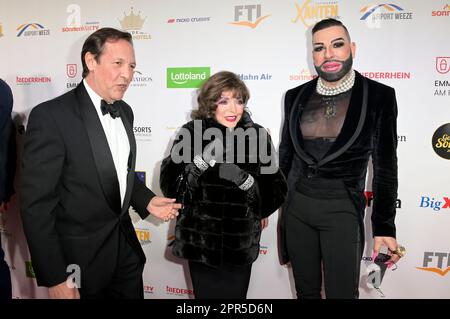 Percy Gibson, Joan Collins und Harald Glööckler BEI der Verleihung der Goldenen sonne 2023 während der Sonnenklar.TV Gala im Wunderland Kalkar. Kalkar, 22.04.2023 Banque D'Images