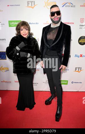 Joan Collins und Harald Glöckler BEI der Verleihung der Goldenen sonne 2023 während der Sonnenklar.TV Gala im Wunderland Kalkar. Kalkar, 22.04.2023 Banque D'Images