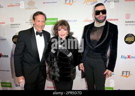 Percy Gibson, Joan Collins und Harald Glööckler BEI der Verleihung der Goldenen sonne 2023 während der Sonnenklar.TV Gala im Wunderland Kalkar. Kalkar, 22.04.2023 Banque D'Images