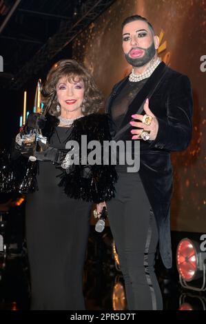 Joan Collins und Harald Glöckler BEI der Verleihung der Goldenen sonne 2023 während der Sonnenklar.TV Gala im Wunderland Kalkar. Kalkar, 22.04.2023 Banque D'Images
