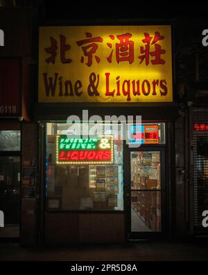 Beijing Fine Wine & Liquor Store la nuit, Flushing, Queens, New York Banque D'Images
