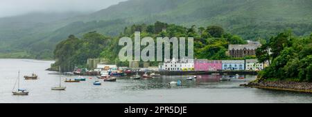 Panorama de maisons colorées dans le port de Portree, île de Skye, Écosse, Royaume-Uni Banque D'Images