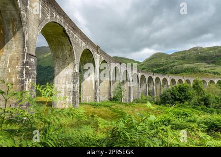 Viaduc de Glenfinnan dans les Highlands du Nord-Ouest, Écosse, Royaume-Uni. Banque D'Images
