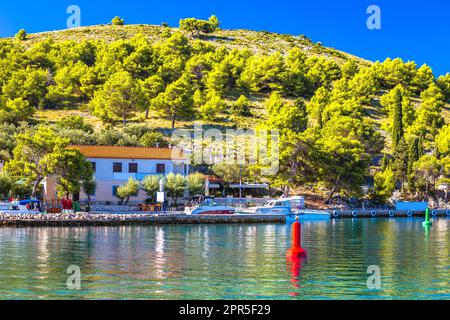 Île de Katina passage étroit de la mer dans les îles Kornati parc national vue pure nature, archipel de Dalmatie, Croatie Banque D'Images