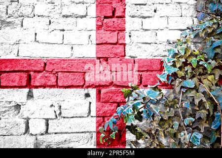 L'Angleterre grunge le drapeau sur le mur de brique avec l'usine de lierre, symbole de pays concept Banque D'Images