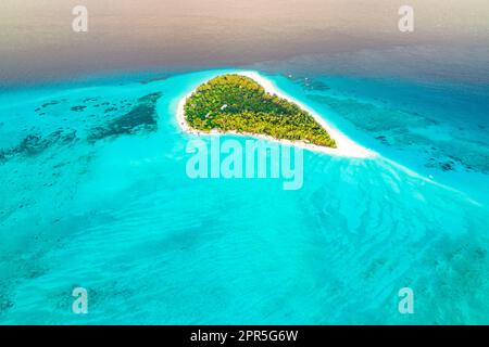 Petit îlot au milieu de l'océan, vue aérienne, île de Mnemba, Zanzibar, Tanzanie Banque D'Images