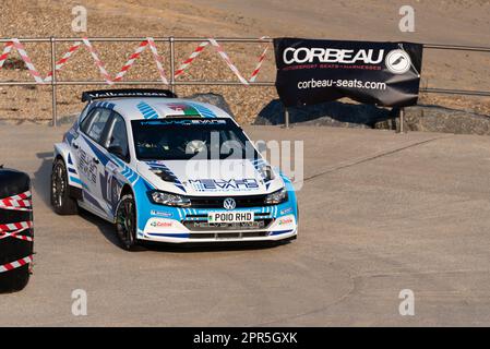 Melvyn Evans en compétition dans le Corbeau sièges rallye sur le front de mer à Clacton on Sea, Essex, Royaume-Uni. Volkswagen Polo GTI R5, avec Aled Davies Banque D'Images