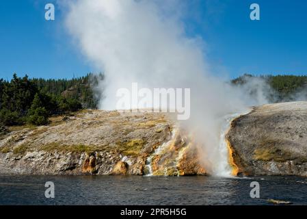 L’Excelsior Geyser, dans le parc national de Yellowstone, montrant le ruissellement chauffé par la chaleur du geyser dans la rivière Firehole Banque D'Images