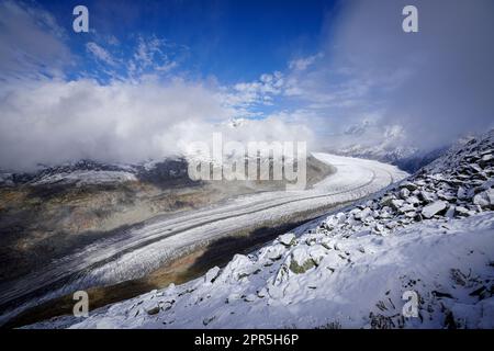 Nuages au-dessus du glacier d'Aletsch et des montagnes enneigées en automne, Alpes bernoises, canton du Valais, Suisse Banque D'Images