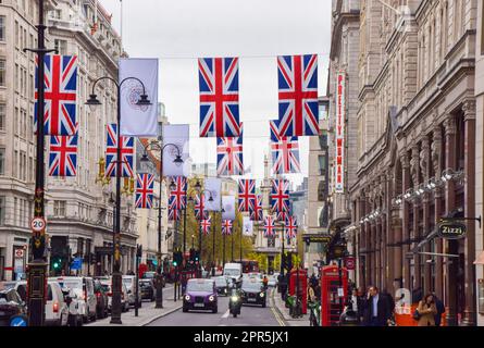 Londres, Royaume-Uni. 26th avril 2023. Union Jacks décorent le Strand alors que les préparatifs pour le couronnement du roi Charles III et de la reine Camilla, qui a lieu sur 6 mai, se poursuivent autour de Londres. Credit: Vuk Valcic/Alamy Live News Banque D'Images