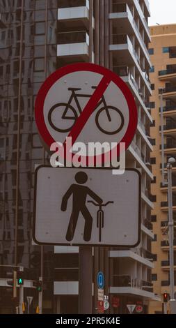 Panneau d'interdiction pour le vélo dans la ville Banque D'Images
