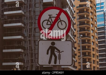 Panneau d'interdiction pour le vélo dans la ville Banque D'Images