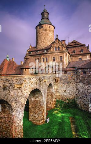Lesna, Pologne - 2 octobre 2014 : le château de Czocha est situé dans le village de Lesna, en Basse-Silésie. C'est un château défensif du 13th siècle, à l'heure actuelle Banque D'Images