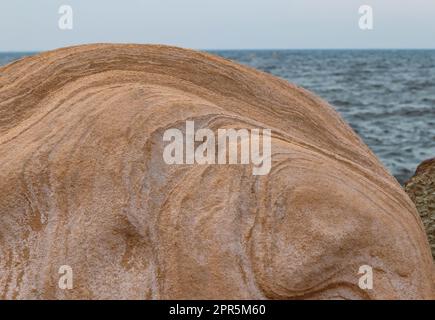 Grande pierre jaune dans la mer Banque D'Images