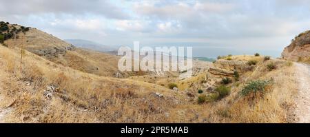 Rive du lac de Tibériade, les pentes du plateau du Golan en Israël Banque D'Images