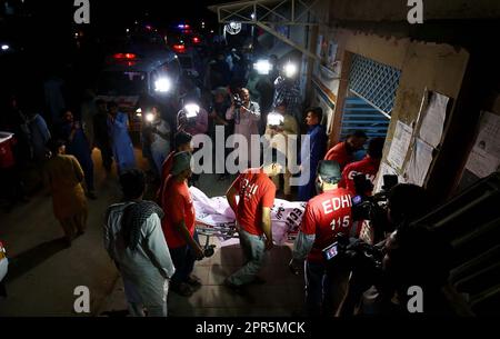 Karachi, Pakistan, 26 avril 2023. Les cadavres de victimes d'accidents de la route se sont décalés, l'incident s'est produit près de la région de Thatta Chilya lorsqu'une camionnette a heurté un camion après lequel neuf personnes ont été tuées, l'a gardé à Edhi Morgue à Karachi mercredi, à 26 avril 2023. Un accident de la route tragique fait neuf morts dans le district de Thatta, dans la province de Sindh, tôt dans la journée. Le groupe, qui voyageait dans un pick-up Suzuki, était sur le chemin du lac Keenjhar pour un pique-nique lorsque l'accident s'est produit. Banque D'Images