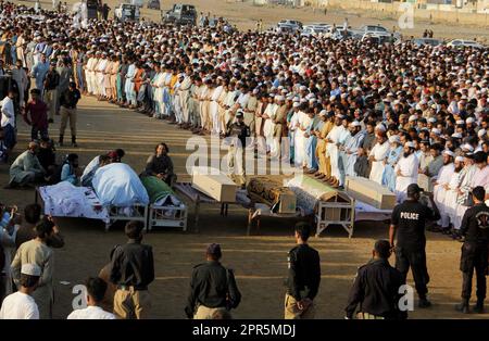 Karachi, Pakistan, 26 avril 2023. Un grand nombre de résidents et de parents assistent aux prières funéraires des victimes de l'accident de la route, qui sont mortes lors de l'incident de la circulation lorsqu'une camionnette a heurté un camion près de la région de Thatta Chilya, dans la région de Landhi à Karachi, mercredi, 26 avril 2023. Un accident de la route tragique fait neuf morts dans le district de Thatta, dans la province de Sindh, tôt dans la journée. Le groupe, qui voyageait dans un pick-up Suzuki, était sur le chemin du lac Keenjhar pour un pique-nique lorsque l'accident s'est produit. Banque D'Images