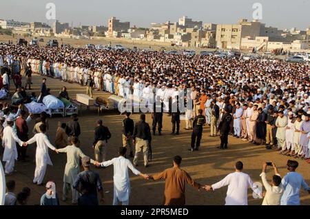 Karachi, Pakistan, 26 avril 2023. Un grand nombre de résidents et de parents assistent aux prières funéraires des victimes de l'accident de la route, qui sont mortes lors de l'incident de la circulation lorsqu'une camionnette a heurté un camion près de la région de Thatta Chilya, dans la région de Landhi à Karachi, mercredi, 26 avril 2023. Un accident de la route tragique fait neuf morts dans le district de Thatta, dans la province de Sindh, tôt dans la journée. Le groupe, qui voyageait dans un pick-up Suzuki, était sur le chemin du lac Keenjhar pour un pique-nique lorsque l'accident s'est produit. Banque D'Images