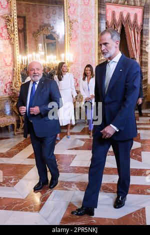 Madrid, Espagne. 26th avril 2023. Le roi Felipe VI d'Espagne (L) et le président brésilien Luiz Inacio Lula da Silva (R) assistent à un déjeuner officiel pour le président brésilien Luiz Inacio Lula da Silva et la femme Rosangela Lula da Silva au Palais Royal de Madrid. Crédit : SOPA Images Limited/Alamy Live News Banque D'Images