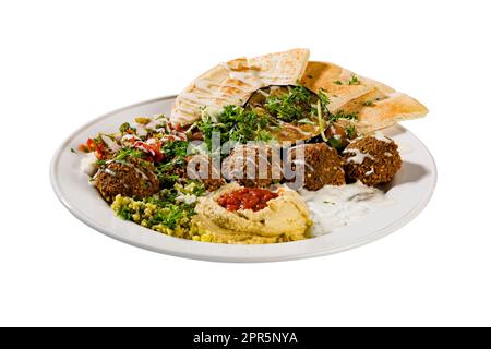 Boulettes de falafel fraîches servies avec des légumes, du houmous et du pain pita Banque D'Images