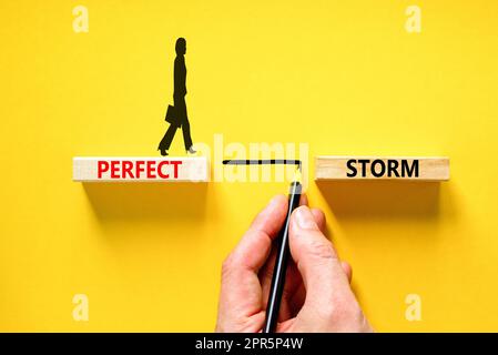 Symbole tempête parfait. Concept mots tempête parfaite sur beau bloc de bois. Magnifique table jaune fond jaune. Main d'homme d'affaires. Femme d'affaires Banque D'Images