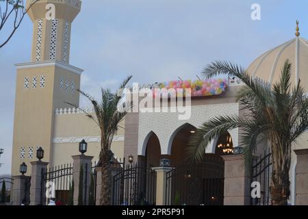 Le Caire, l'Egypte, 21 avril 2023: Jeter des ballons pour les enfants et les enfants après Eid El Fetr petit déjeuner islamique après le ramadan fête, festif et célèbre Banque D'Images