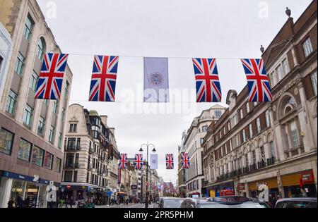 Londres, Royaume-Uni. 26th avril 2023. Les Jacks et les bannières de l'Union décorent le Strand alors que les préparatifs du couronnement du roi Charles III, qui a lieu sur 6 mai, se poursuivent autour de Londres. Crédit : SOPA Images Limited/Alamy Live News Banque D'Images