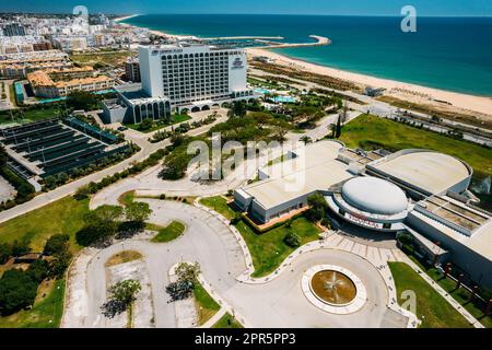 Vue aérienne sur le casino de Vilamoura appartenant au groupe Solverde, près de la plage de l'Algarve, Portugal Banque D'Images