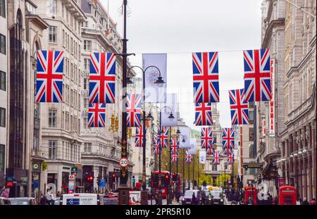 Londres, Royaume-Uni. 26th avril 2023. Les Jacks et les bannières de l'Union décorent le Strand alors que les préparatifs du couronnement du roi Charles III, qui a lieu sur 6 mai, se poursuivent autour de Londres. (Photo de Vuk Valcic/SOPA Images/Sipa USA) crédit: SIPA USA/Alay Live News Banque D'Images