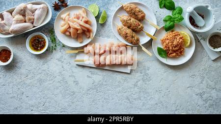 Mélange de viande de poulet non cuite dans la cuisine Banque D'Images