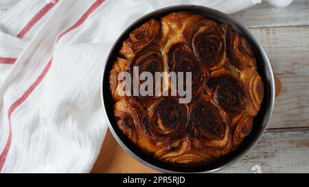 Kubaneh - pain juif yéménite, pain brioche - servi le matin à Shabbat, servi avec une sauce tomate écrasée et des œufs durs Banque D'Images