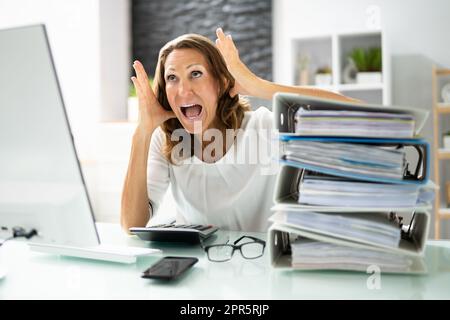 Stressant Businesswoman Sitting in Office Banque D'Images