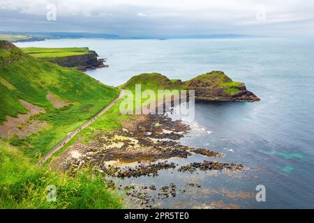 Coucher de soleil sur la formation des roches Giants Causeway, comté d'Antrim, en Irlande du Nord, Royaume-Uni Banque D'Images