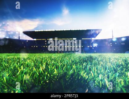 Stade de football avec les stands pleins de fans attendant le match Banque D'Images