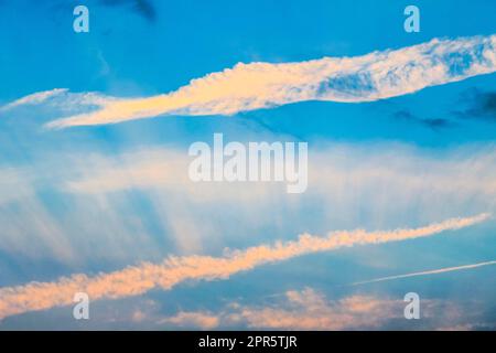 Ciel bleu avec des nuages chimiques cheminées le jour ensoleillé de l'Allemagne. Banque D'Images