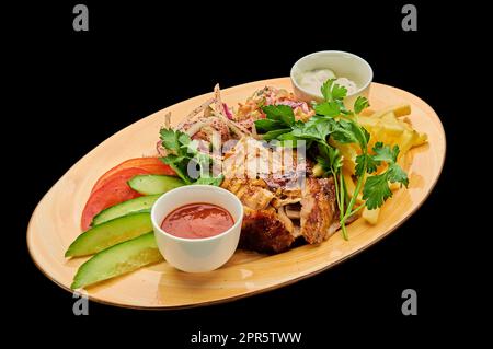 Ouvrir le shawarma de poulet avec les frites sur un fond noir isolé Banque D'Images