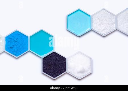 Ingrédient chimique dans un récipient hexagonal de forme moléculaire. Thiosulfate de sodium, sulfate de cuivre (II), shampooing, permanganate de potassium, pastilles d'hydroxyde de sodium, Conditionneur, carbamide et polyéthylène Banque D'Images