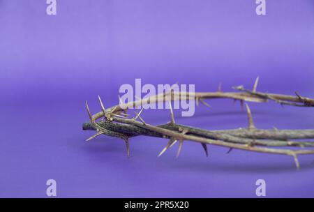 Copier l'espace pour le texte de prière chrétien ou citation avec couronne d'épines sur fond violet. Banque D'Images