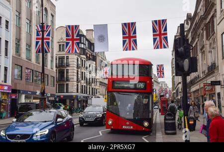 Londres, Royaume-Uni. 26th avril 2023. Union Jacks décorent le Strand alors que les préparatifs pour le couronnement du roi Charles III et de la reine Camilla, qui a lieu sur 6 mai, se poursuivent autour de Londres. Banque D'Images