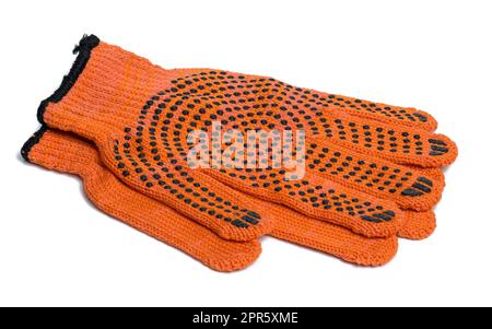 Gants de travail en tissu orange sur fond blanc.Vêtements de protection pour les travailleurs manuels Banque D'Images